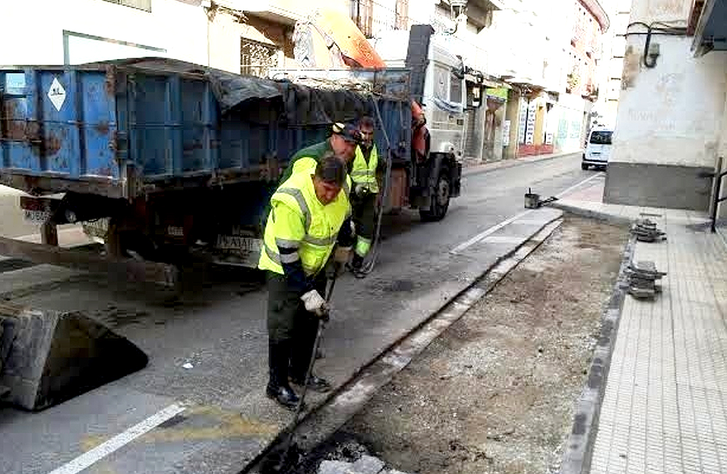 Se invertirán cerca de 500.000 euros para reponer pavimento de calles del casco urbano y caminos rurales